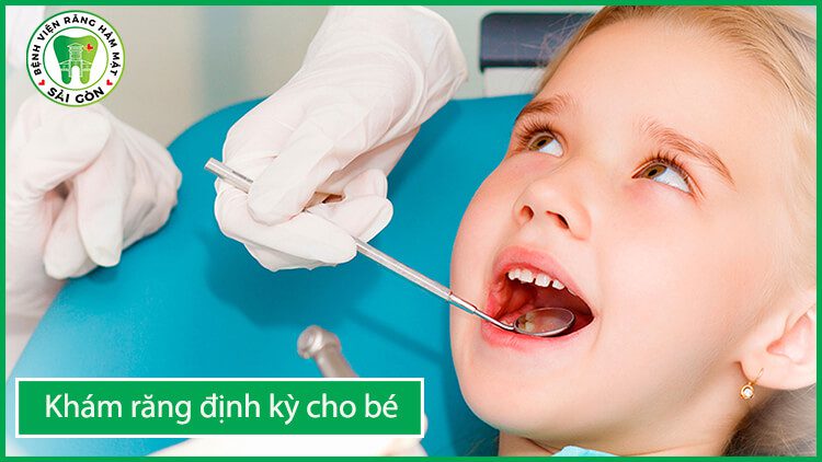 đưa trẻ đi thăm khám răng định kỳ